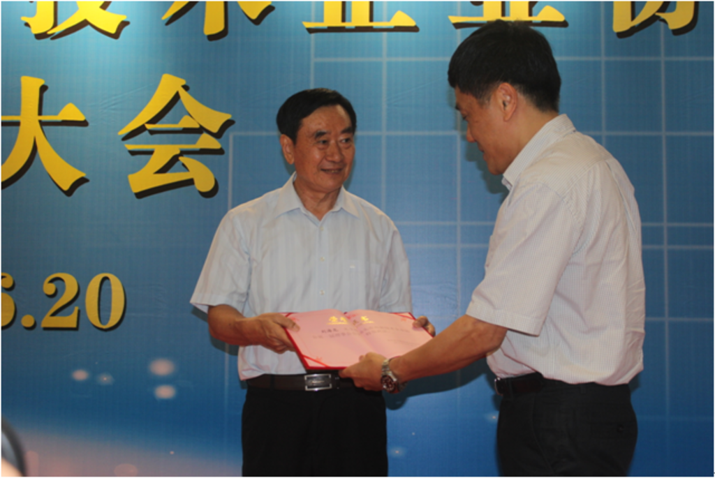 林依民市长为当选会长颁发荣誉证书