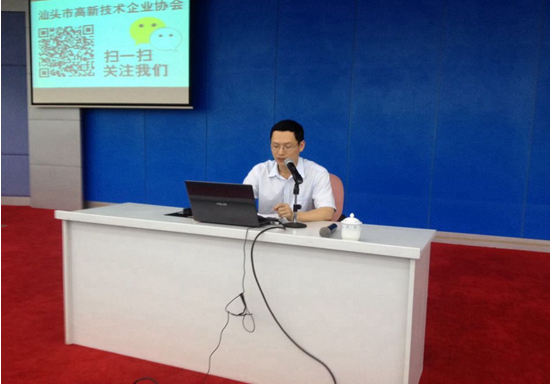 市科技局副局长李阳先生发表讲话